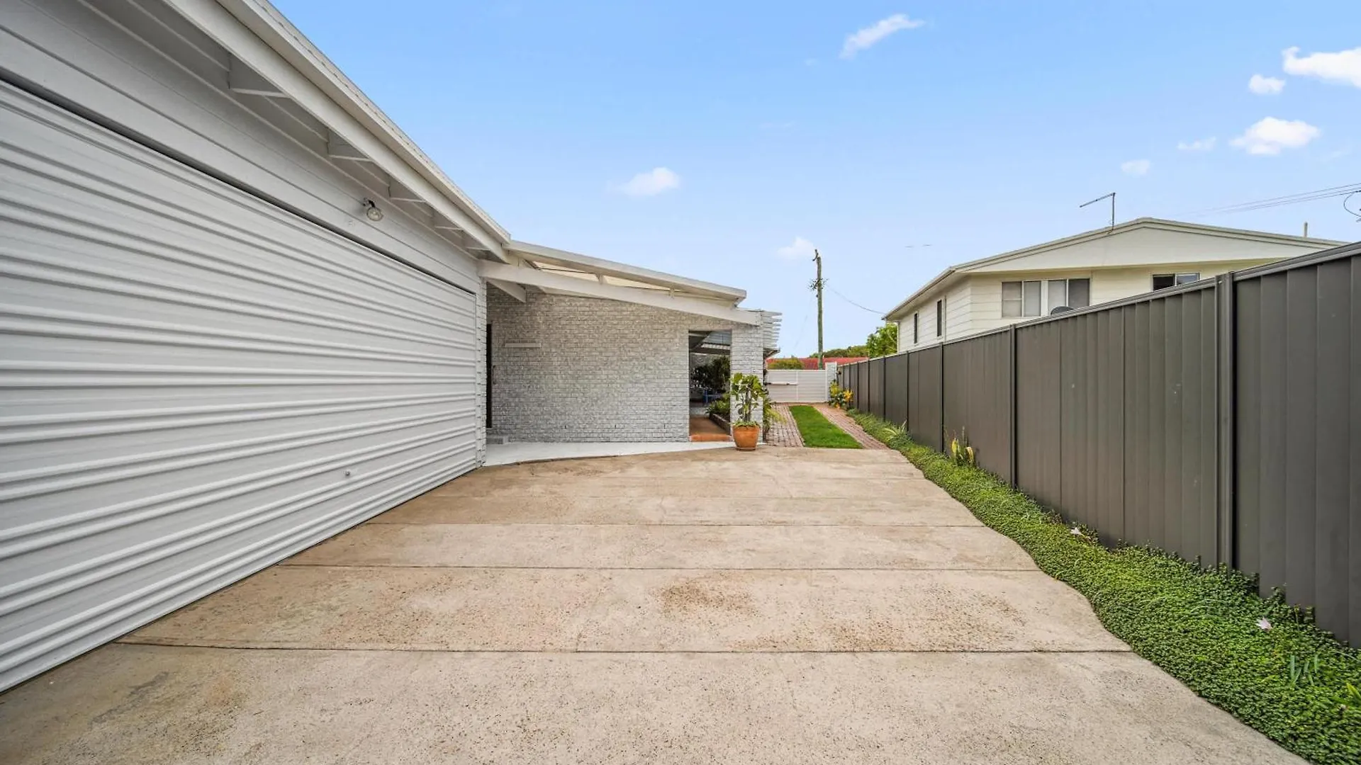 Holiday home Pumicestone Beach House - 200M To The Passage Pelican Waters Australia