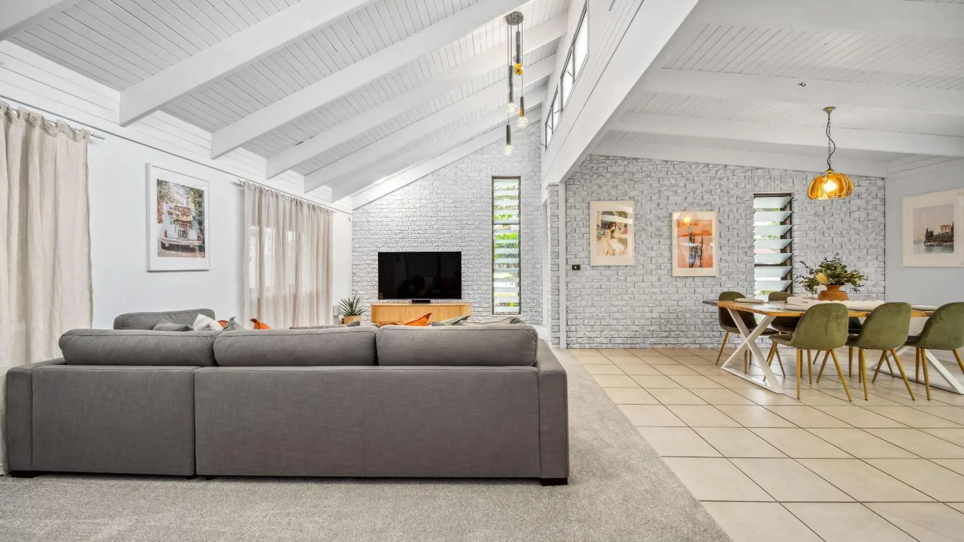 Holiday home Pumicestone Beach House - 200M To The Passage Pelican Waters