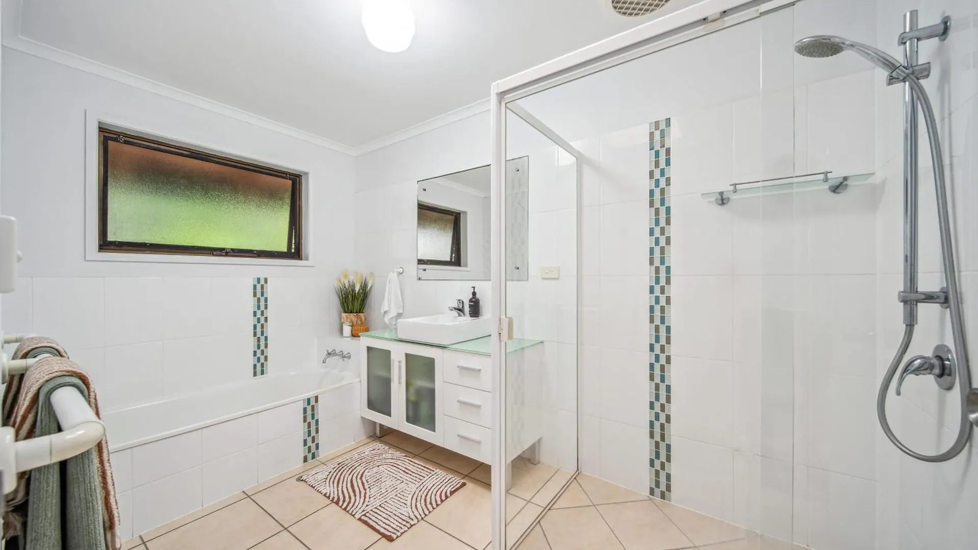Pumicestone Beach House - 200M To The Passage Pelican Waters 0*,  Australia