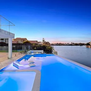 Luxury Waterfront, Hot Spa, Style Pool & Firepit Holiday home