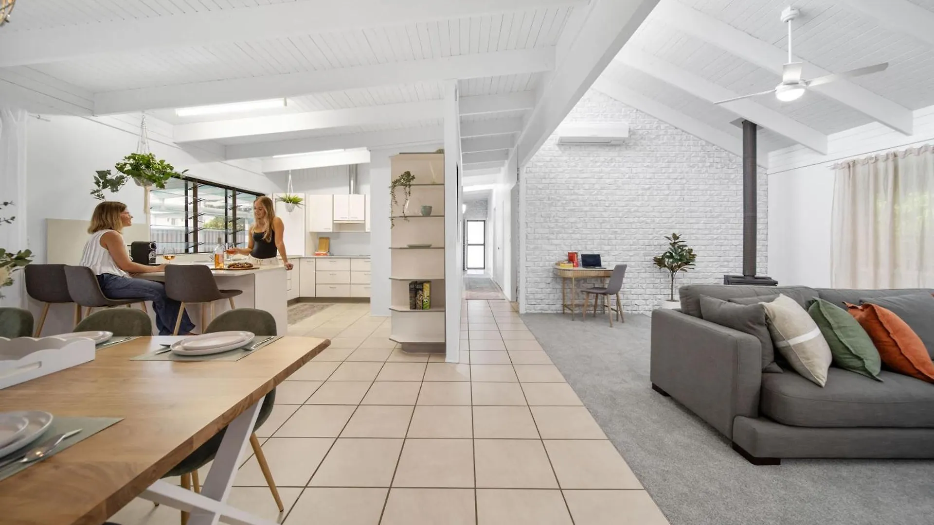 Holiday home Pumicestone Beach House - 200M To The Passage Pelican Waters